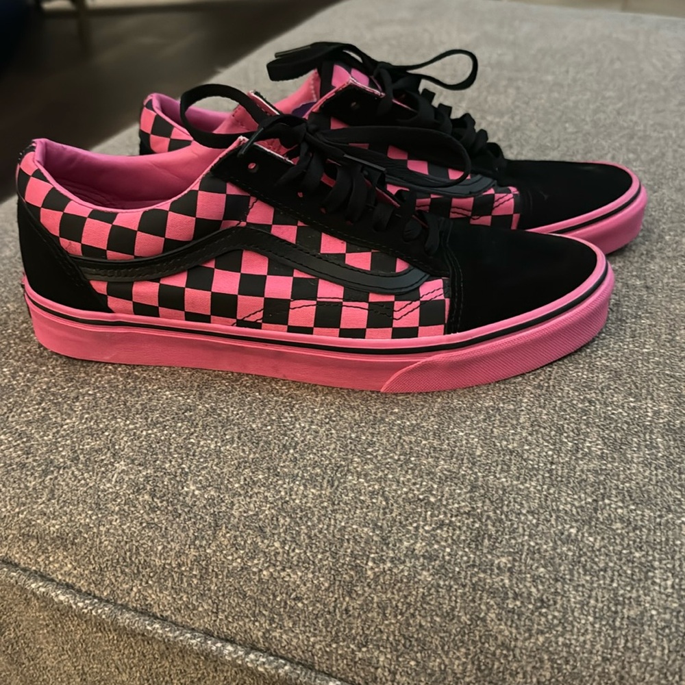 Vans Low Top Sneakers Pink and Black Men’s Size 10 Like New!!